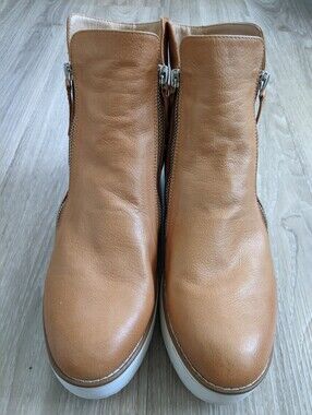 SILENT D Women's Tan Leather Zip-Front Ankle Boots